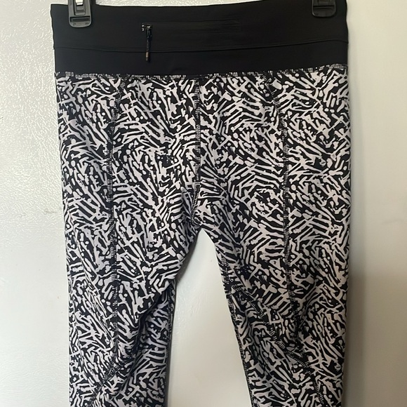 Lululemon Size 4 black & white patterned leggings inseam 21” - Picture 7 of 9